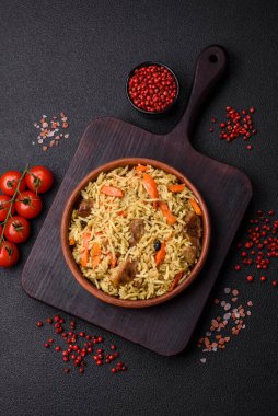 Çimento kaplı seramik tabakta sebze, tuz, baharat ve bitkilerle nefis pilav.