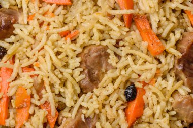 Çimento kaplı seramik tabakta sebze, tuz, baharat ve bitkilerle nefis pilav.