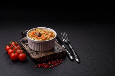 Çimento kaplı seramik tabakta sebze, tuz, baharat ve bitkilerle nefis pilav.