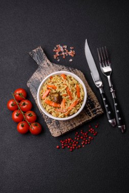 Çimento kaplı seramik tabakta sebze, tuz, baharat ve bitkilerle nefis pilav.