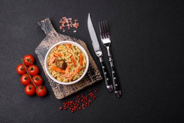 Çimento kaplı seramik tabakta sebze, tuz, baharat ve bitkilerle nefis pilav.