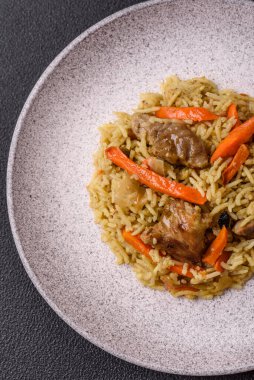 Çimento kaplı seramik tabakta sebze, tuz, baharat ve bitkilerle nefis pilav.