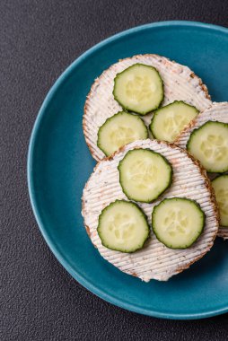Izgara tost, krem peynir, salatalık, tohum ve tahıllı lezzetli vejetaryen sandviçi.