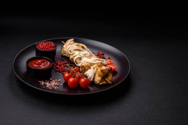 Tuzlu, baharatlı ve çimento kaplı lezzetli tavuk eti kebabı.