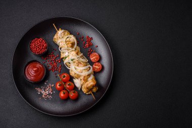 Tuzlu, baharatlı ve çimento kaplı lezzetli tavuk eti kebabı.