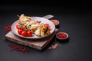 Tuzlu, baharatlı ve çimento kaplı lezzetli tavuk eti kebabı.