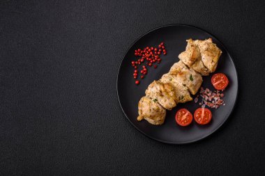 Tuzlu, baharatlı ve çimento kaplı lezzetli tavuk eti kebabı.