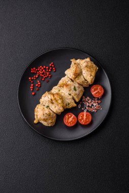 Tuzlu, baharatlı ve çimento kaplı lezzetli tavuk eti kebabı.