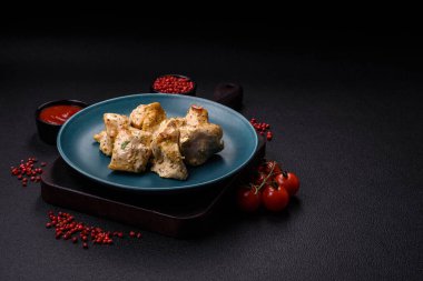 Tuzlu, baharatlı ve çimento kaplı lezzetli tavuk eti kebabı.