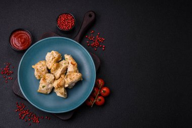 Tuzlu, baharatlı ve çimento kaplı lezzetli tavuk eti kebabı.