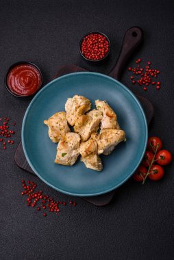 Tuzlu, baharatlı ve çimento kaplı lezzetli tavuk eti kebabı.