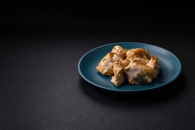 Tuzlu, baharatlı ve çimento kaplı lezzetli tavuk eti kebabı.