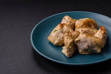 Tuzlu, baharatlı ve çimento kaplı lezzetli tavuk eti kebabı.