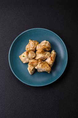 Tuzlu, baharatlı ve çimento kaplı lezzetli tavuk eti kebabı.