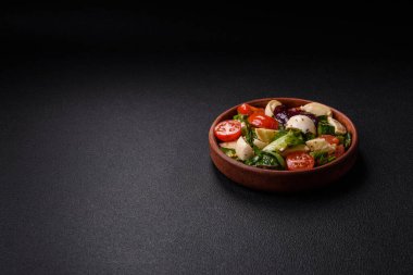 Mozarella, domates, tuzlu yeşillikler, baharatlar ve çimento kaplı nefis caprese salatası.
