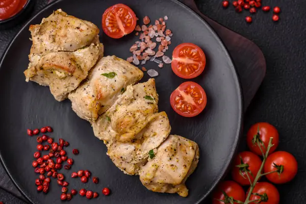 Tuzlu, baharatlı ve çimento kaplı lezzetli tavuk eti kebabı.