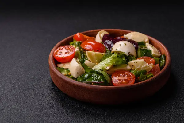 Ensalada Caprese Fresca Deliciosa Con Mozzarella Tomates Verduras Con Sal —  Fotos de Stock