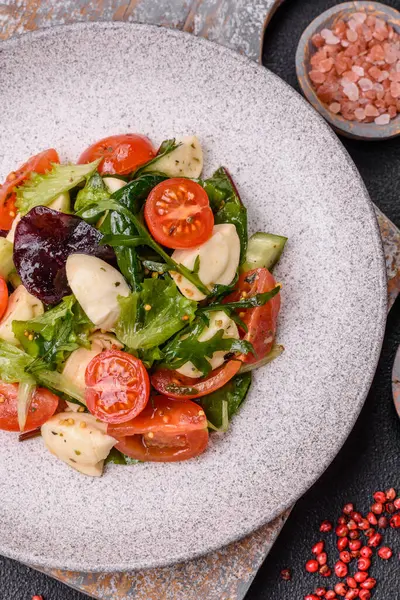 Ensalada Caprese Fresca Deliciosa Con Mozzarella Tomates Verduras Con Sal —  Fotos de Stock