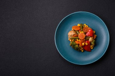 Lezzetli sağlıklı sebzeler, buğulanmış havuç, brokoli, kuşkonmaz fasulyesi ve biber.