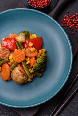 Lezzetli sağlıklı sebzeler, buğulanmış havuç, brokoli, kuşkonmaz fasulyesi ve biber.