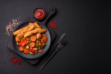 Lezzetli sağlıklı sebzeler, buğulanmış havuç, brokoli, kuşkonmaz fasulyesi ve biber.