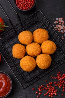 Lezzetli mozzarella topları ve tuzlu ve baharatlı parmesan peyniri. Fast food, sağlıksız yemek