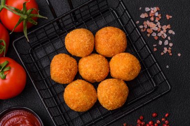 Lezzetli mozzarella topları ve tuzlu ve baharatlı parmesan peyniri. Fast food, sağlıksız yemek