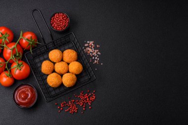 Lezzetli mozzarella topları ve tuzlu ve baharatlı parmesan peyniri. Fast food, sağlıksız yemek