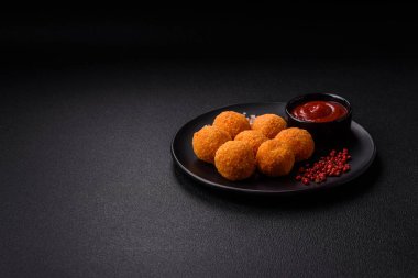 Lezzetli mozzarella topları ve tuzlu ve baharatlı parmesan peyniri. Fast food, sağlıksız yemek