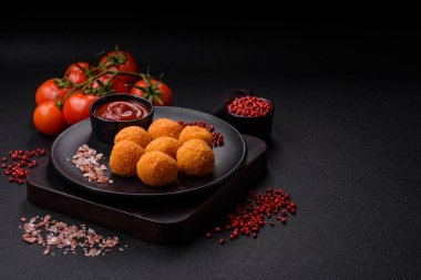 Lezzetli mozzarella topları ve tuzlu ve baharatlı parmesan peyniri. Fast food, sağlıksız yemek