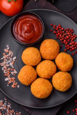 Lezzetli mozzarella topları ve tuzlu ve baharatlı parmesan peyniri. Fast food, sağlıksız yemek