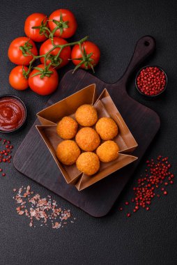 Lezzetli mozzarella topları ve tuzlu ve baharatlı parmesan peyniri. Fast food, sağlıksız yemek