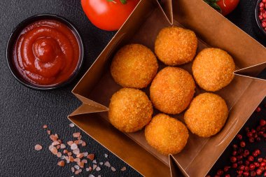 Lezzetli mozzarella topları ve tuzlu ve baharatlı parmesan peyniri. Fast food, sağlıksız yemek