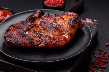 Karanlık bir arka planda taze sulu lezzetli biftek. Baharatlı ve otlu et yemeği.