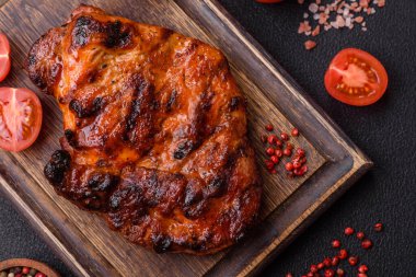 Karanlık bir arka planda taze sulu lezzetli biftek. Baharatlı ve otlu et yemeği.