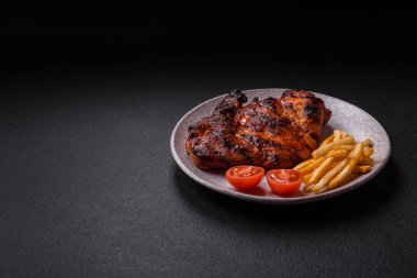 Karanlık bir arka planda taze sulu lezzetli biftek. Baharatlı ve otlu et yemeği.