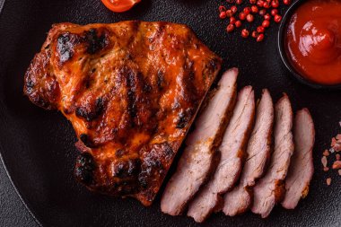 Karanlık bir arka planda taze sulu lezzetli biftek. Baharatlı ve otlu et yemeği.