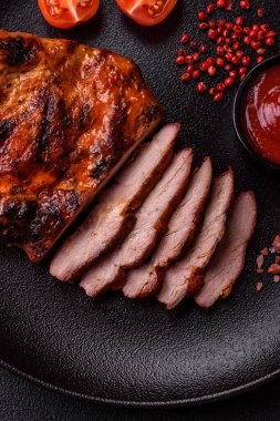 Karanlık bir arka planda taze sulu lezzetli biftek. Baharatlı ve otlu et yemeği.