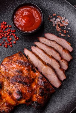 Karanlık bir arka planda taze sulu lezzetli biftek. Baharatlı ve otlu et yemeği.