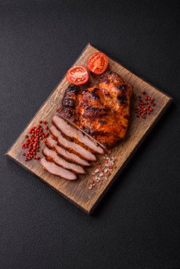 Karanlık bir arka planda taze sulu lezzetli biftek. Baharatlı ve otlu et yemeği.