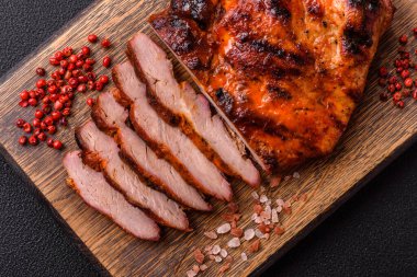 Karanlık bir arka planda taze sulu lezzetli biftek. Baharatlı ve otlu et yemeği.