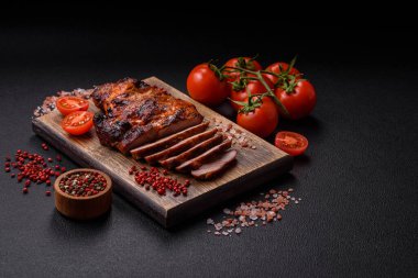 Karanlık bir arka planda taze sulu lezzetli biftek. Baharatlı ve otlu et yemeği.