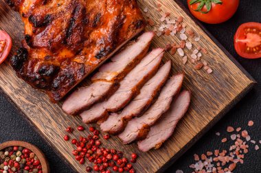 Karanlık bir arka planda taze sulu lezzetli biftek. Baharatlı ve otlu et yemeği.