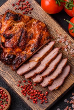 Karanlık bir arka planda taze sulu lezzetli biftek. Baharatlı ve otlu et yemeği.