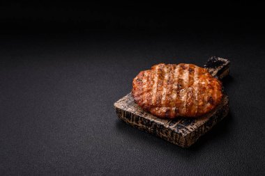 Lezzetli taze ızgara tavuk filetosu, esrarlı baharatlar ve çimento kaplı otlar. Ateşte pişirilmiş bir tabak.