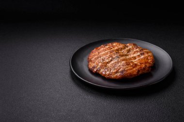 Lezzetli taze ızgara tavuk filetosu, esrarlı baharatlar ve çimento kaplı otlar. Ateşte pişirilmiş bir tabak.