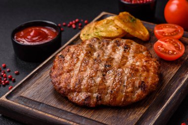 Lezzetli taze ızgara tavuk filetosu, esrarlı baharatlar ve çimento kaplı otlar. Ateşte pişirilmiş bir tabak.