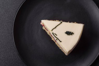 Ahududu ve şam fıstığı aromalı lezzetli tatlı cheesecake.