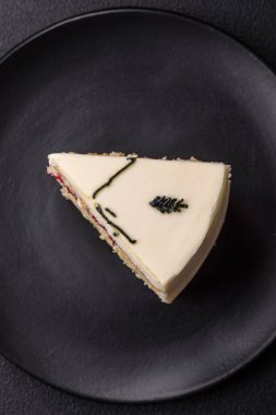 Ahududu ve şam fıstığı aromalı lezzetli tatlı cheesecake.