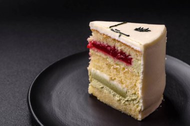 Ahududu ve şam fıstığı aromalı lezzetli tatlı cheesecake.